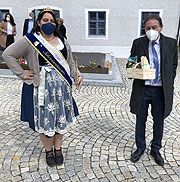 Die 44. Schrobenhausener Spargelkönigin Julliane Wenger mit dem Schrobenhausener 1. Bürgermeister Harald Reisner vor dem Pflegschloss (©Foto. Martin Schmitz)